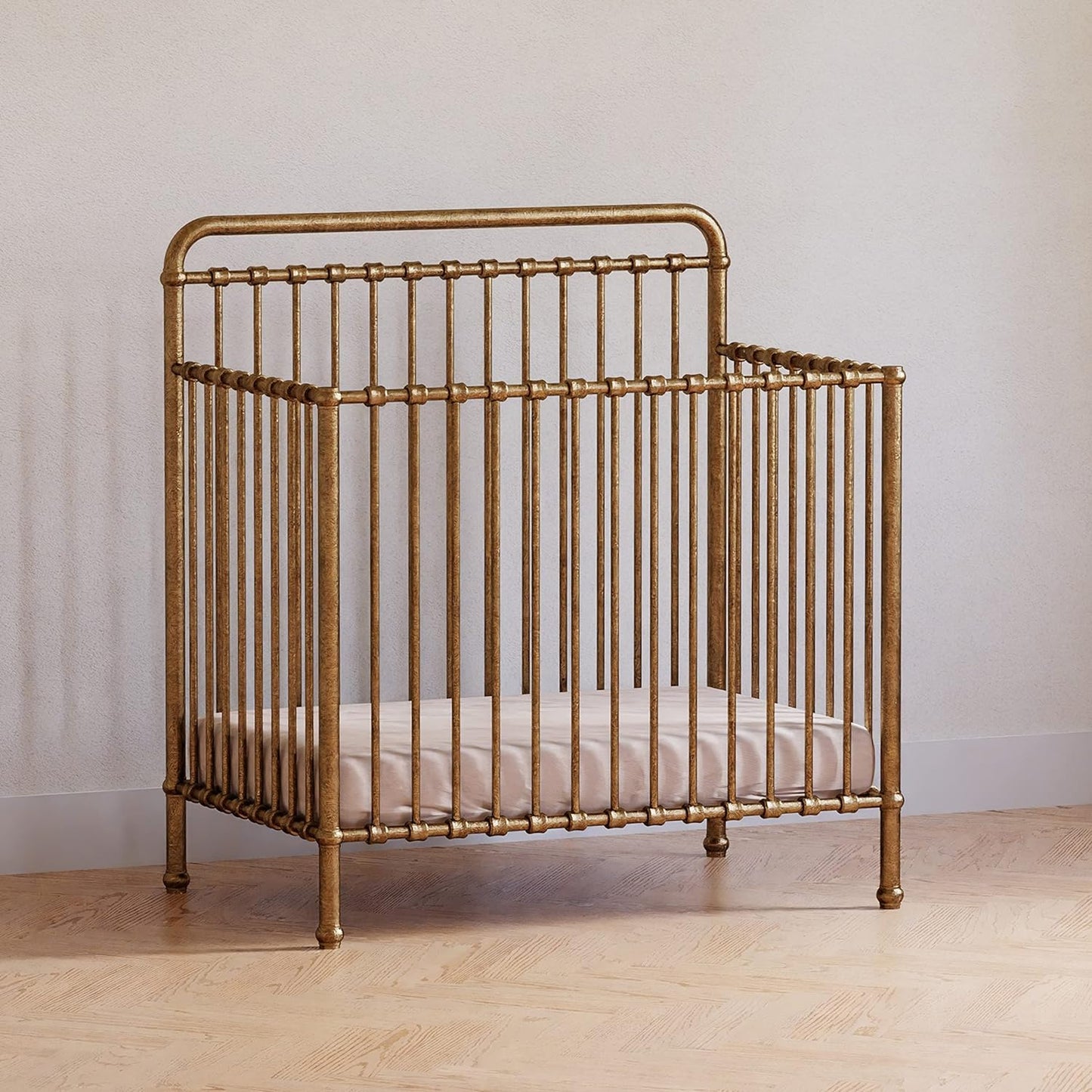Cuna de metal convertible 3 en 1 Americana marca Namesake en color Vintage Oro