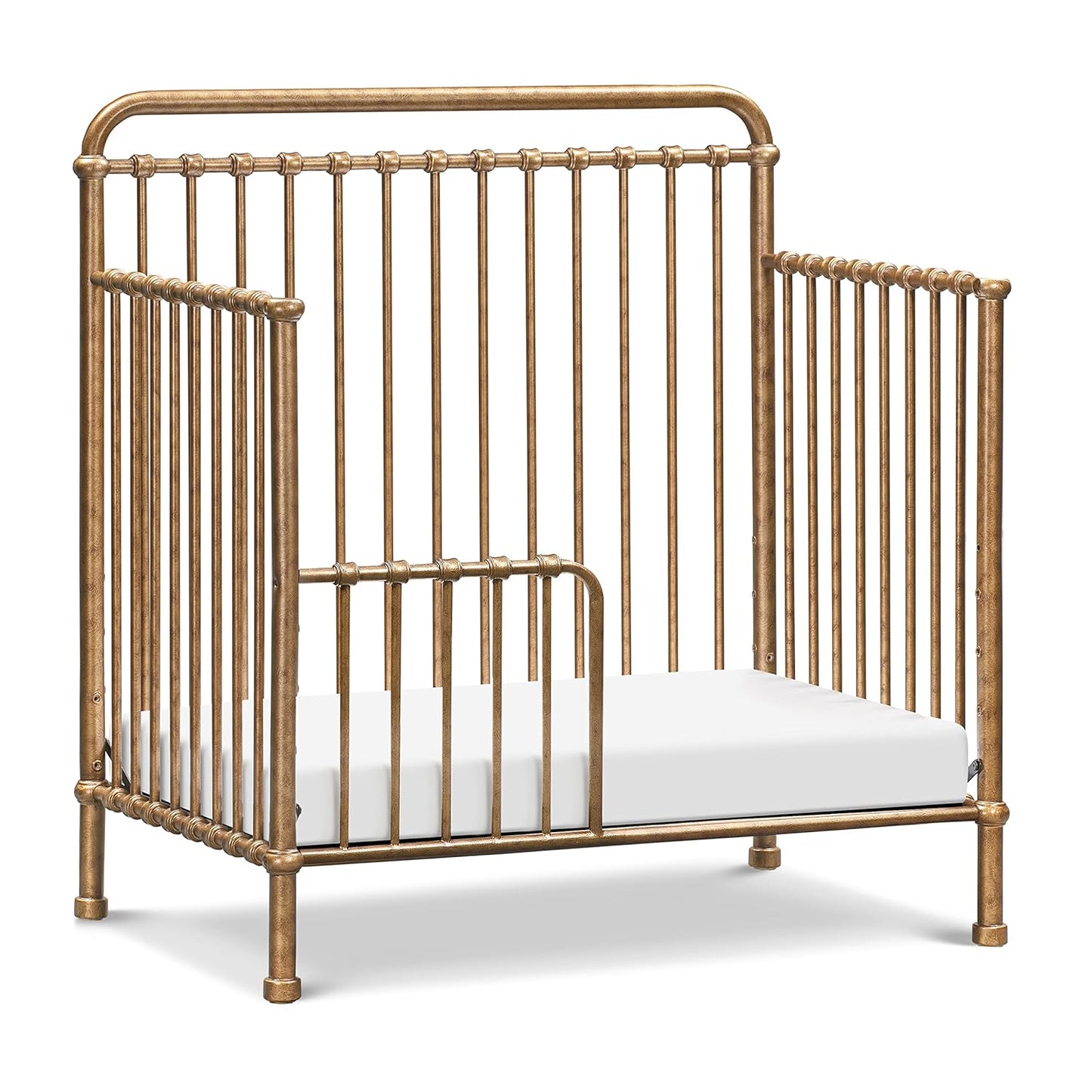 Cuna de metal convertible 3 en 1 Americana marca Namesake en color Vintage Oro