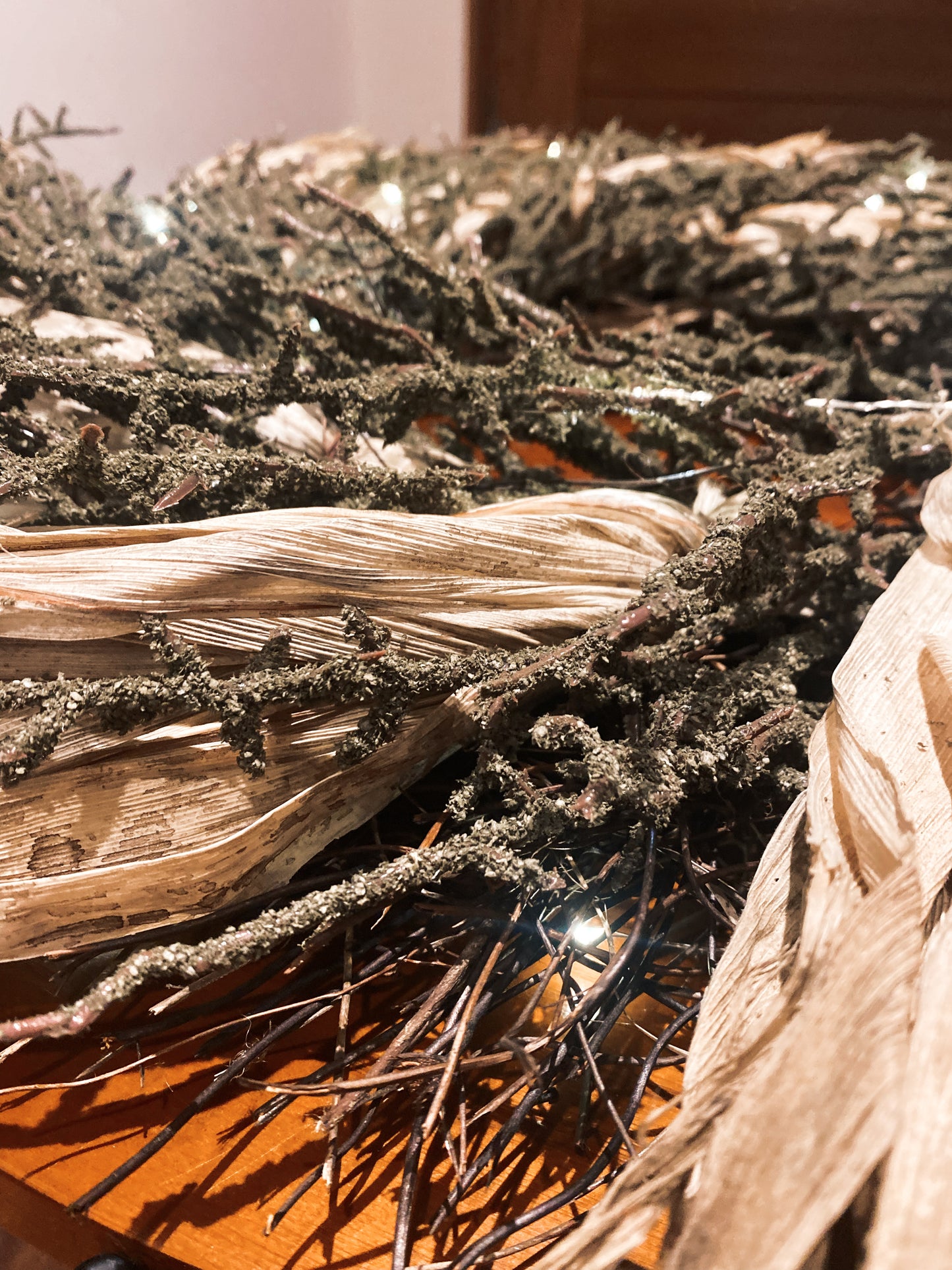 Corona Navideña Americana de Hoja de Maíz y Vid de Cosecha